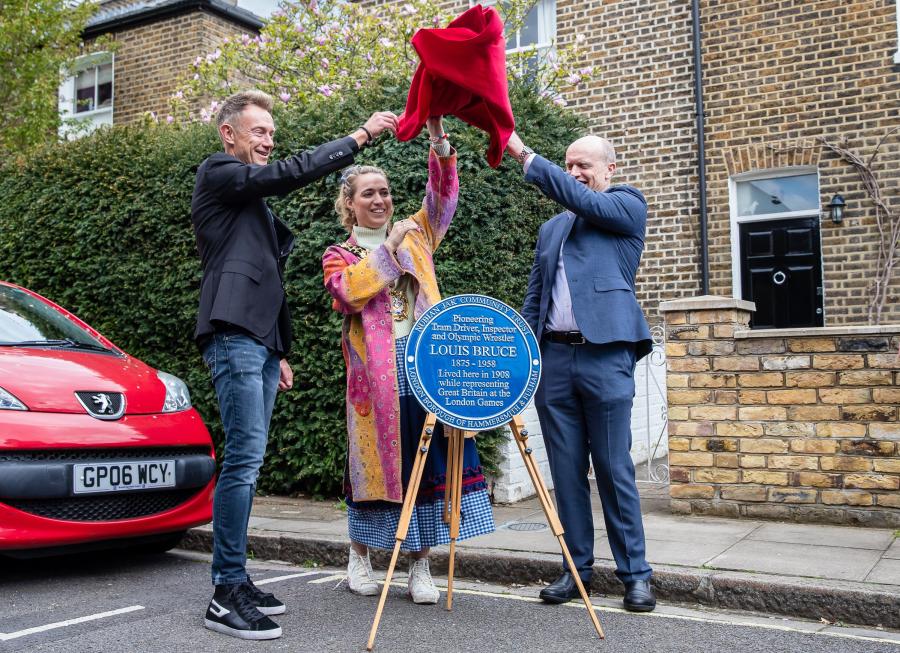 Cllr Emma Apthorp unveiling Louis Bruce's blue plaque